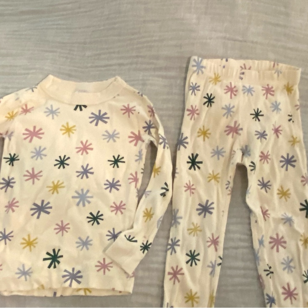 Hanna Andersson sparkle PJs 4T - Picture 2 of 6